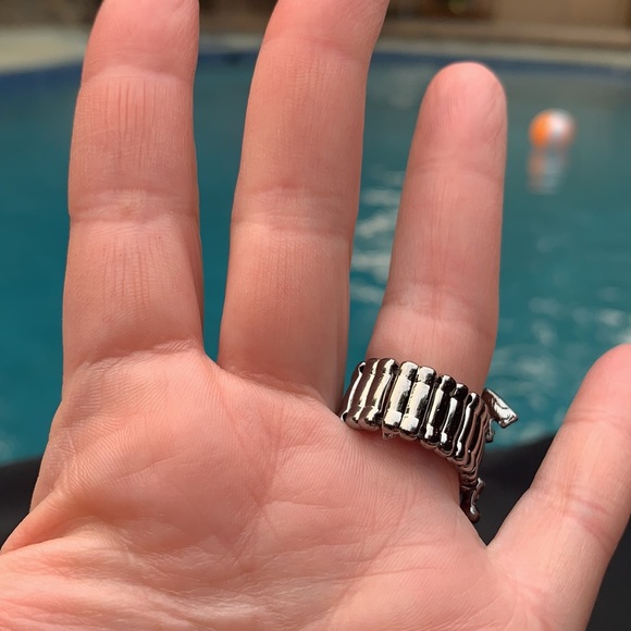 New Alligator Crystal Stretch Ring - Picture 7 of 8